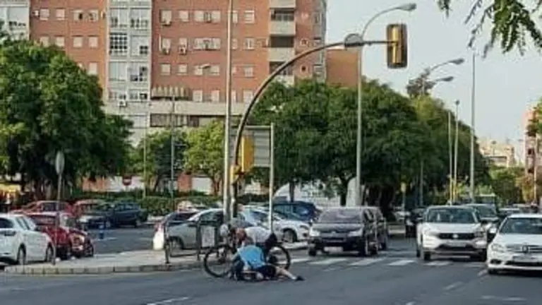 El tironero, retenido por los viandantes.