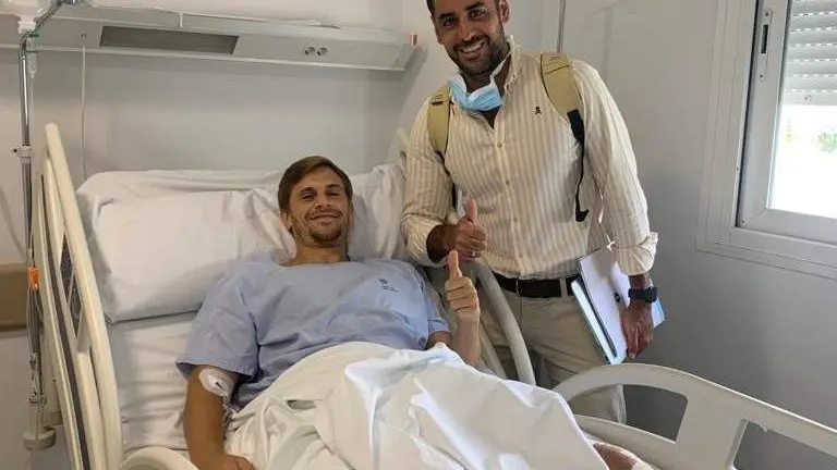 Fran Cárdenas tras ser operado por el doctor Lara.