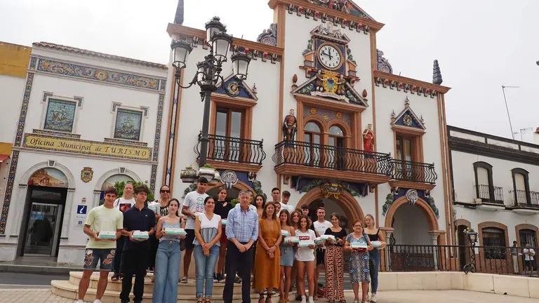 Entrega de los Kit tecnol&oacute;gicos de manos del alcalde Carmelo Romero