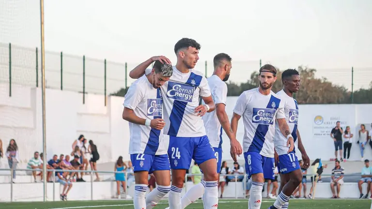 Jugadores del Recreativo celebrando uno de sus goles al Herrerías.