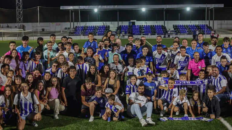 Foto de familia tras el amistoso entre el Herrerías y el Recre.