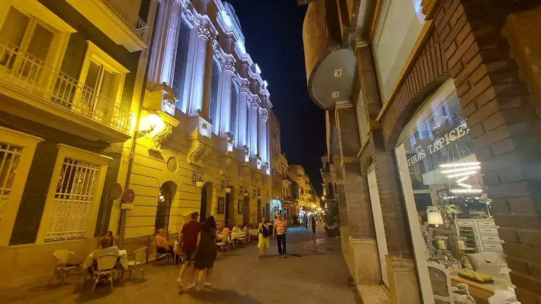 El Gran Teatro, iluminado, con una tienda con el escaparate luciendo anoche más de las 22.00 horas.