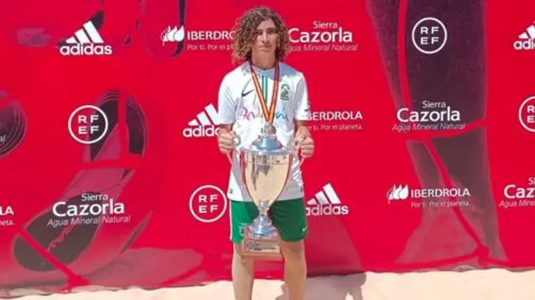 Pedro Carrillo con la copa de campe&oacute;n de Espa&ntilde;a