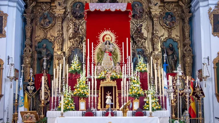 Altar presidido por la patrona de Chucena