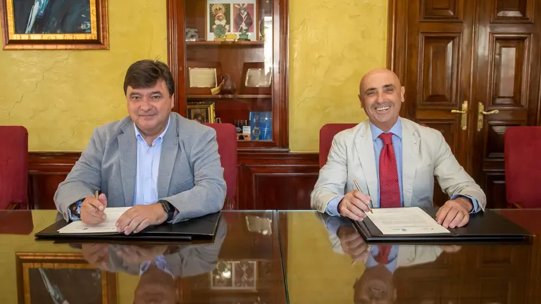 Firma del convenio entre Ayuntamiento y Cepsa.