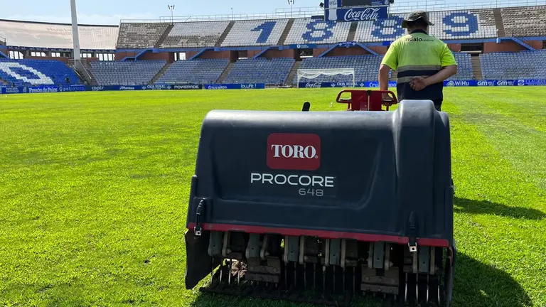 El césped del Nuevo Colombino se somete a un tratamiento de pinchado para su oxigenación.