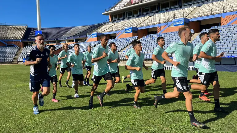 Abel Gómez corre junto a sus jugadores.