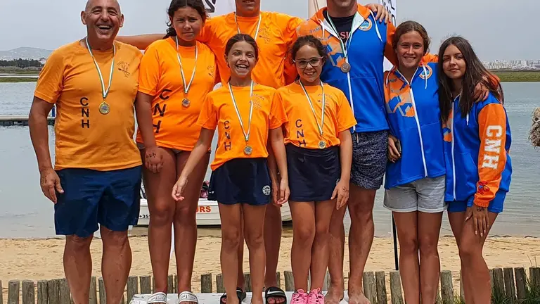 El equipo onubense posa en el podium en el Algarve portugués