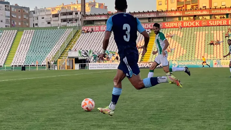 Una jugada del Vitoria-Recreativo.