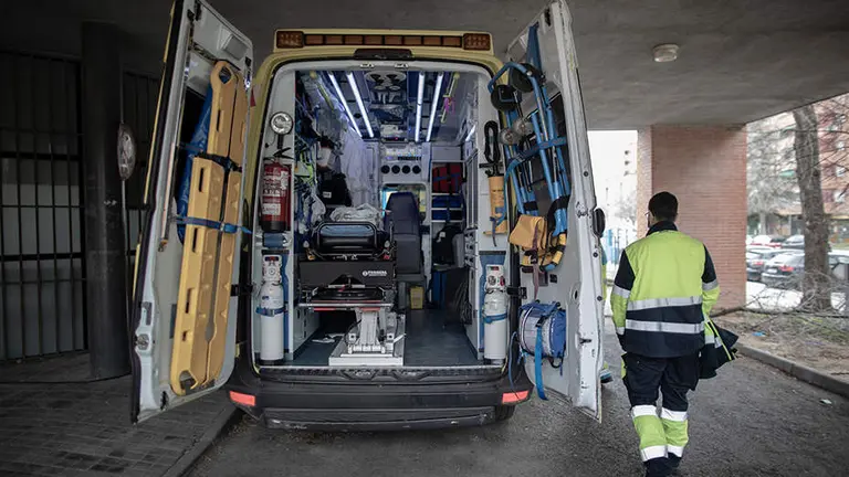 Un trabajador de una UVI móvil del SUMMA 112 durante una jornada de trabajo, en Madrid (España), a 29 de enero de 2021. El Servicio de Urgencia Médica de la Comunidad de Madrid SUMMA 12, tiene la función de atender las urgencias y emergencias extrahospitalarias en la Comunidad de Madrid. Las UVI Móviles del SUMMA 112 son vehículos especialmente acondicionados para prestar asistencia ante cualquier tipo de emergencia posibilitando la asistencia y vigilancia sanitaria en ruta. Estas unidades cuentan con todo el instrumental necesario para realizar técnicas de soporte vital avanzado. Este jueves la Comunidad de Madrid notificó 5.938 nuevos casos de coronavirus y un total de 63 fallecidos en hospitales.
CORONAVIRUS;29 DE ENERO DEL 2021;ASISTENCIA;UVI;AMBULANCIA;ENFERMEDAD;CUIDADOS
Eduardo Parra / Europa Press
29/1/2021