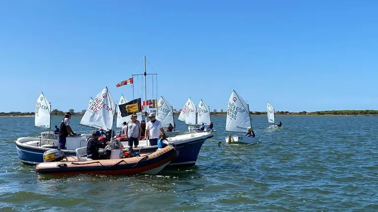 Unos treinta barcos disputaron la regata.