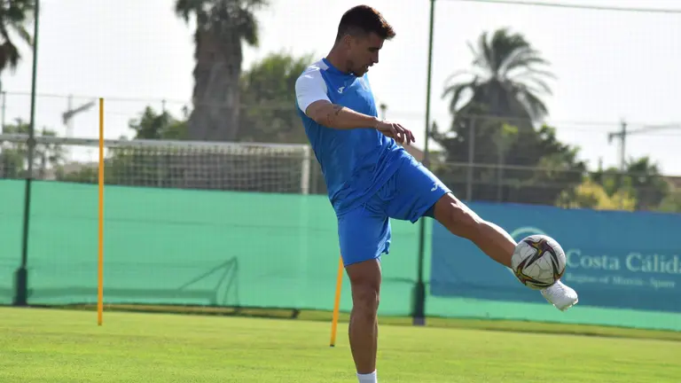 Dani Aquino entrenando con el Mar Menor.