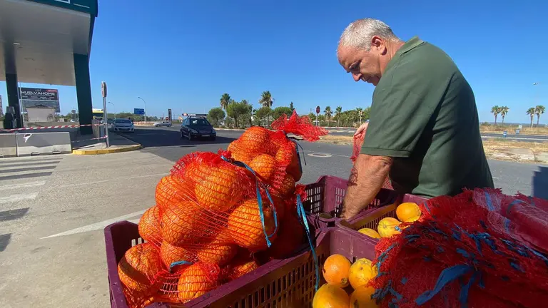 Uno de los trabajadores de frutas Gallardo regalando naranjas a los viandantes