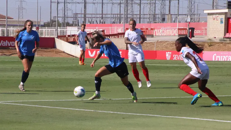 Lance del amistoso entre el Sevilla y el Sporting de Huelva.