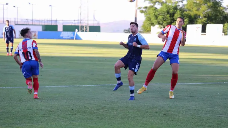 Una acción del amistoso entre el Algeciras y el Recre.