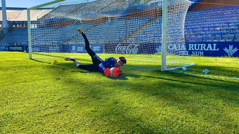 Arián Victores en un entreno del Recreativo de Huelva.