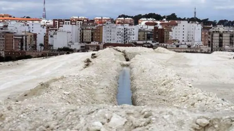 Primer plano de las balsas, con la ciudad al fondo.