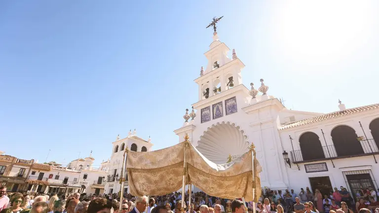 La procesión, a las puertas del Santuario.
