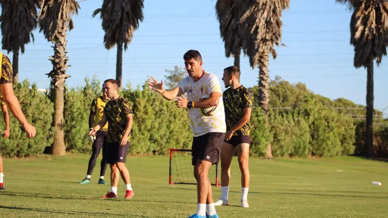 Pavón dirige un entreno del San Roque de Lepe.