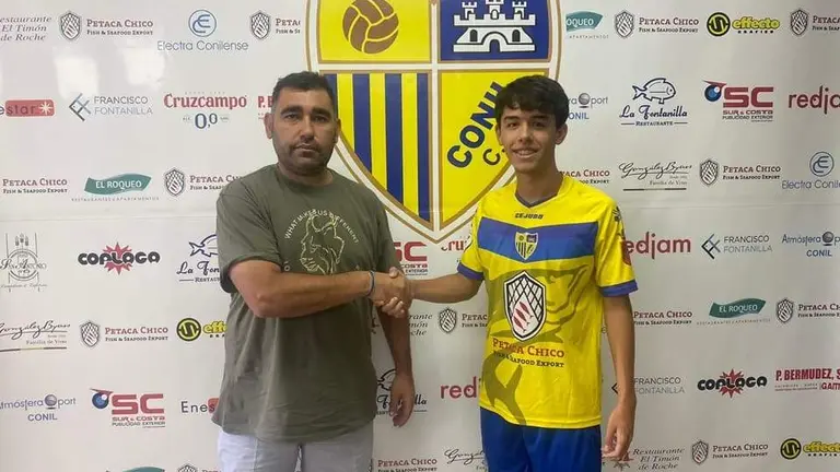José Mari con la camiseta del Conil CF.