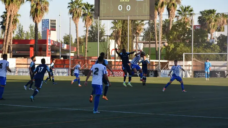 Lance del partido entre el Montijo y el Recre.