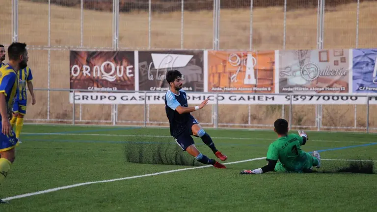 Fran Ávila marca un gol para el Recreativo.