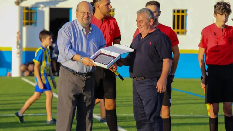 El Ayuntamiento de Villanueva de las Cruces ha entregado una placa conmemorativa al Recre.