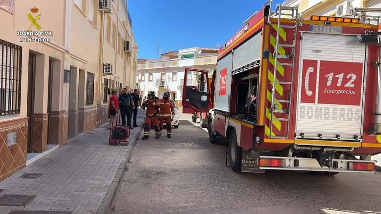 Los bomberos intervienen en sofocar el incendio en una vivienda en Lepe
