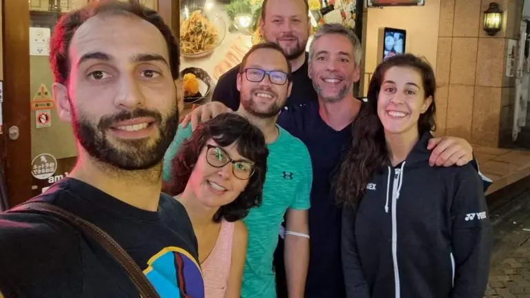 Carolina Marín con su equipo en Tokio.