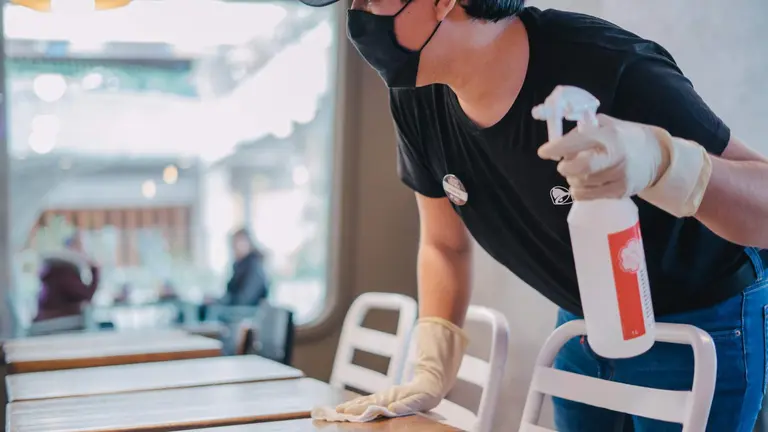 Una mujer realiza labores de limpieza
