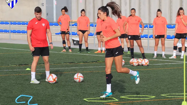 Patri Ojeda se ejercita con el Sporting de Huelva.