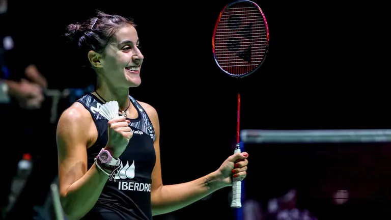 Carolina Marín sonríe durante su encuentro con Bao.