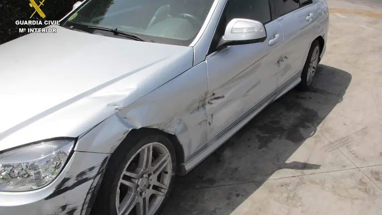 Coche dañado por los golpes.