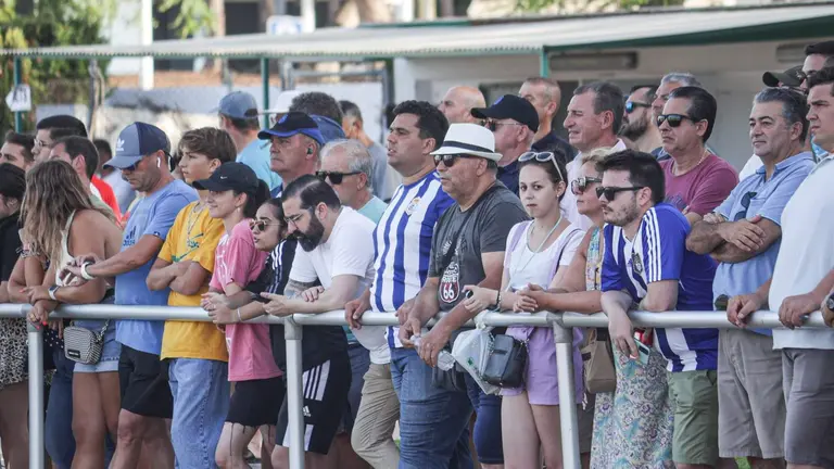 Aficionados del Recreativo en un partido de pretemporada.