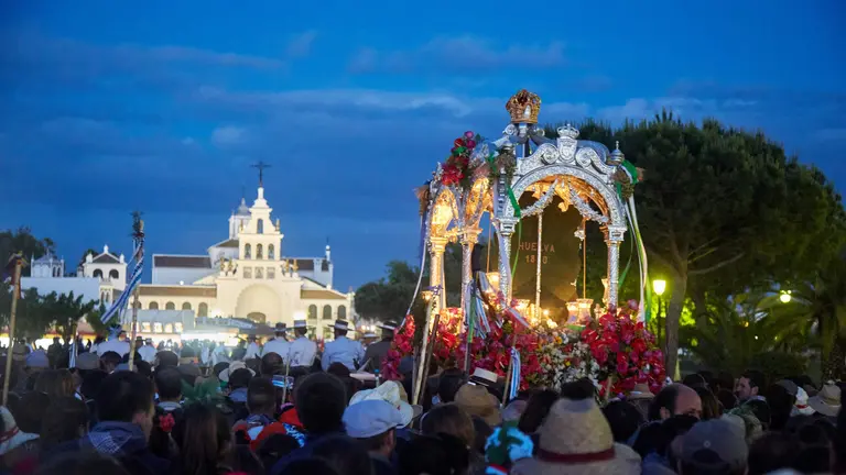 Imagen de la Hermandad de Huelva llegando a la aldea. Foto de Alberto Parejo