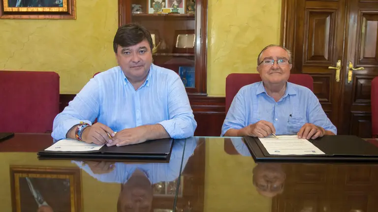 Momento de la firma entre el Ayuntamiento y la ONG