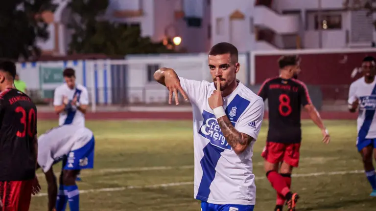 Juanito celebra uno de sus goles con el Recre al Ayamonte.