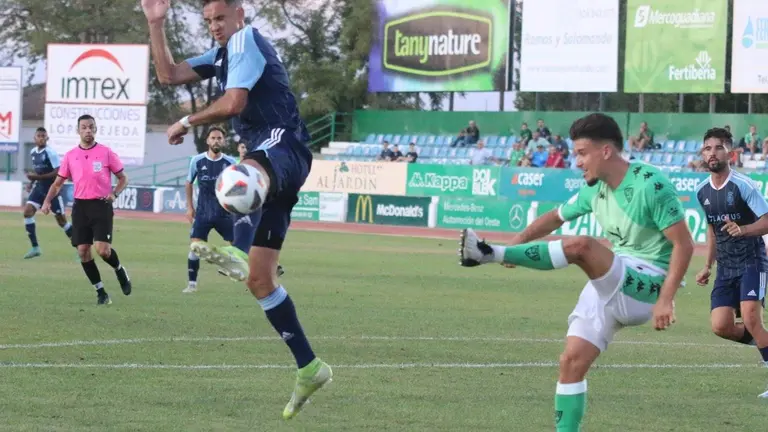 Lance del partido entre el Villanovense y el Recre.