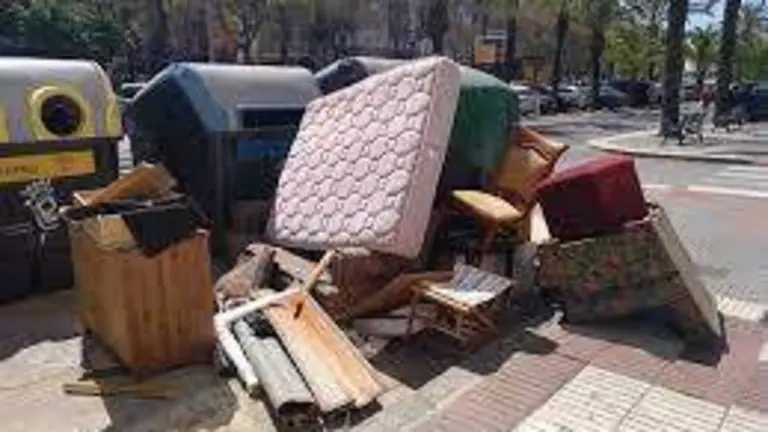 Muebles amontonados en una calle de la capital.