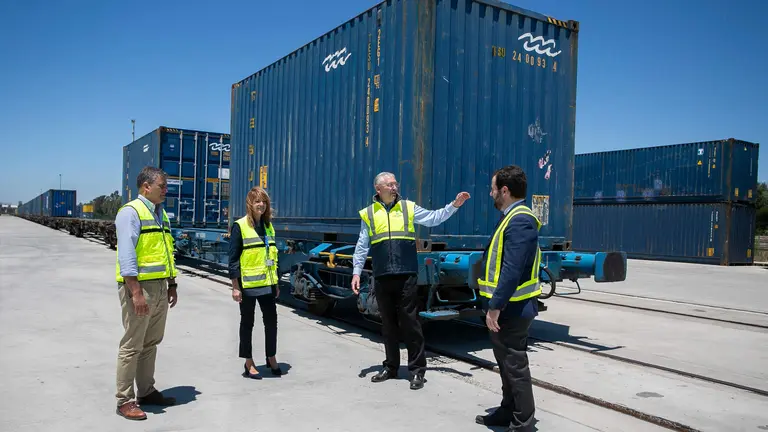 La presidenta de la APH, Pilar Miranda, revisa la terminal ferroportuaria.