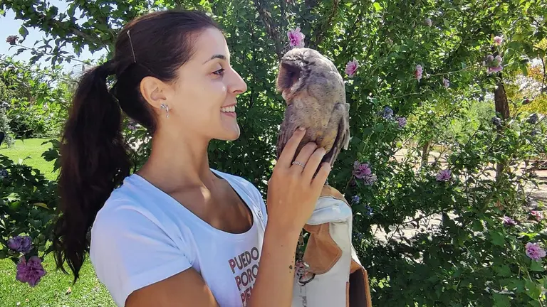 Carolina Marín con una mascota.