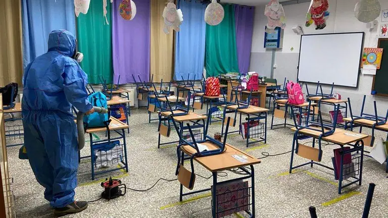 Limpieza de aula antes de la entrada del alumnado.