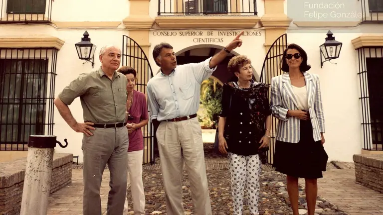 Gorbachov y Raisa junto a González y Carmen Romero, en Doñana.