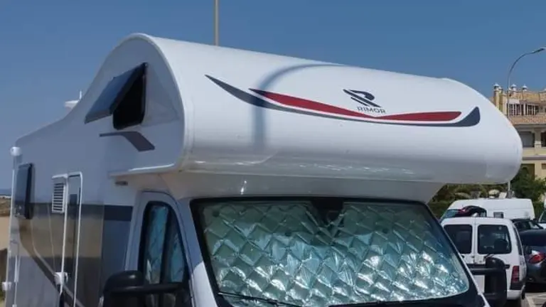 Una autocaravana estacionada en primera linea de playa