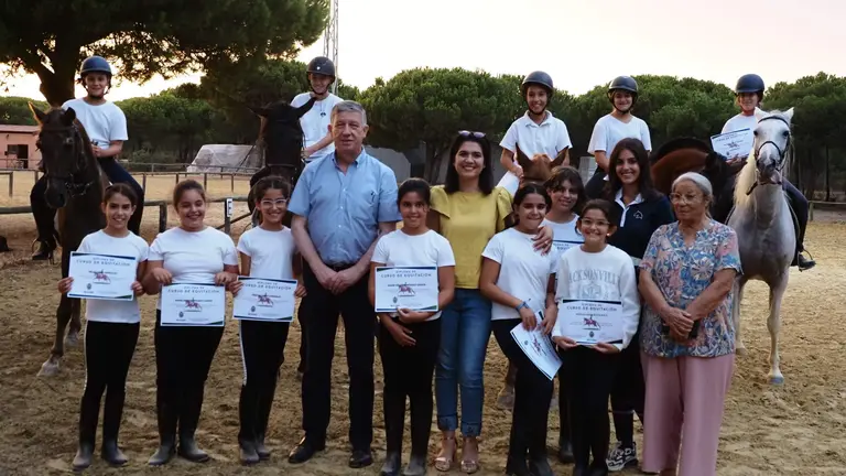 El alcalde, Carmelo Romero, entrega los diplomas de los talleres de verano