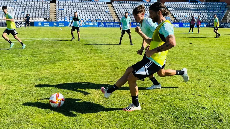 Álex Moreno no seguirá en el Recreativo.