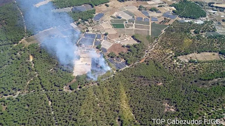 Imagen a&eacute;rea del fuego registrado en el t&eacute;rmino municipal de Bonares en cuya extinci&oacute;n trabajan los efectivos del Infoca