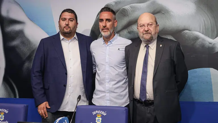 Abel Gómez escoltado por el director deportivo y el presidente del Recre.