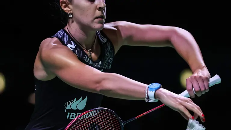 Carolina Marín al servicio durante su partio de hoy.