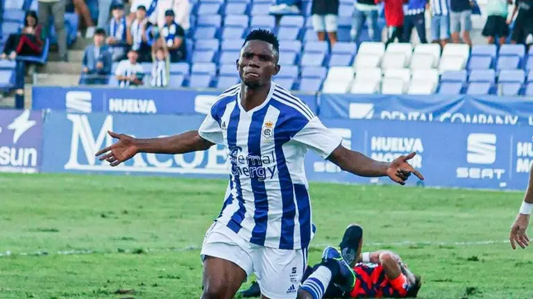 Peter tras marcar el primer gol del Recre en la nueva temporada.